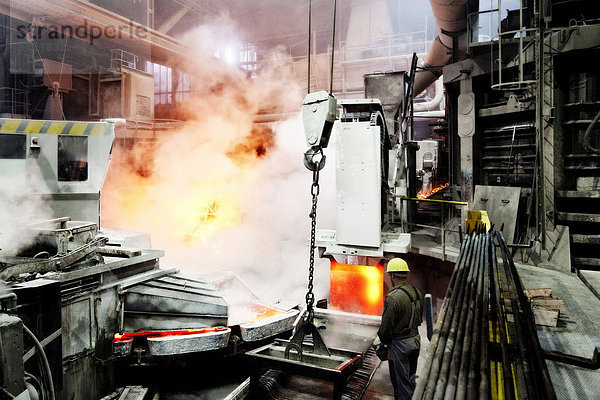 Arbeiter steuert den Hallenkran zum Transport der Kupferplatten  Kupferschmelzhütte  Industriehalle  Brixlegg  Nordtirol  Österreich