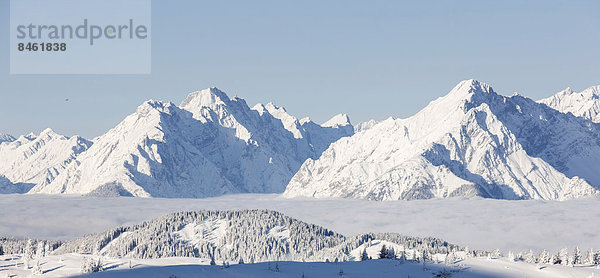 Karwendelgebirge  Winterlandschaft vom Wiedersbergerhorn aus  Inntal im Hochnebel  Nordtirol  Österreich