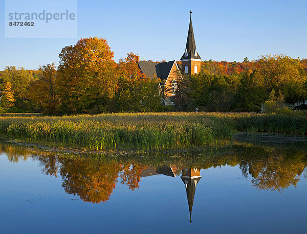 United Church  circa 1895  mit Spiegelung im Mill Pond  Knowlton  Eastern Townships  Quebec  Kanada