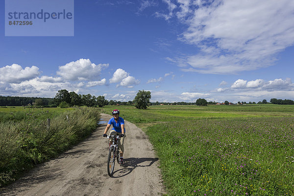 Radfahrer  bei Ruciane-Nida  Woiwodschaft Ermland-Masuren  Polen