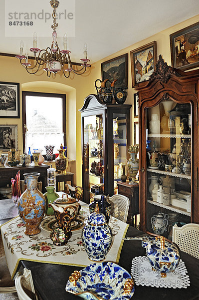 Alte Vasen  Gläser und Vitrinen in privater Sammlung