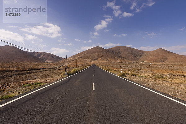 Einsame Landstraße  Bergland Fuerteventura  Kanaren  Kanarische Inseln  Spanien