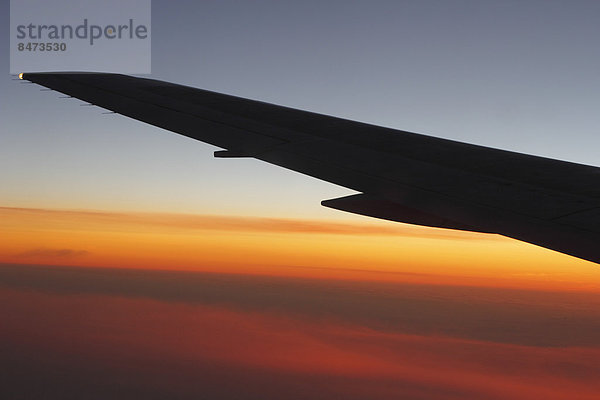 Tragfläche eines Flugzeugs im Morgenrot