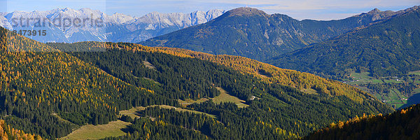 Patscherkofel und Tiroler Landschaft im Herbst  Tirol  Österreich