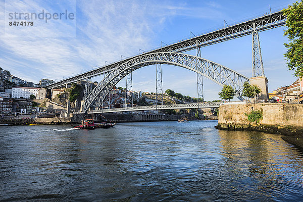 über Brücke Fluss UNESCO-Welterbe Douro Porto Portugal