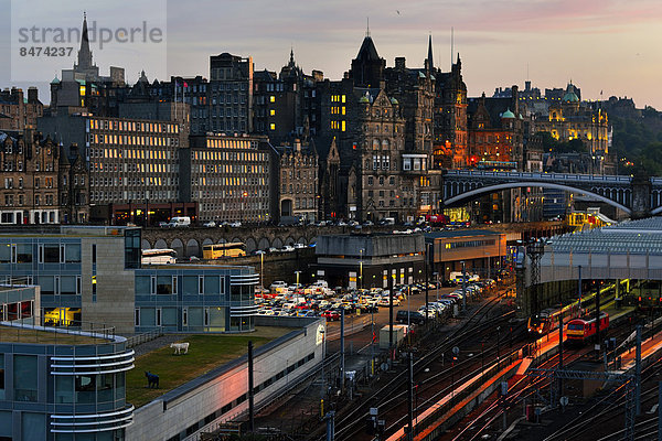 Edinburgh Hauptstadt Großbritannien über Stadt Zug Ansicht Abenddämmerung alt Schottland Haltestelle Haltepunkt Station