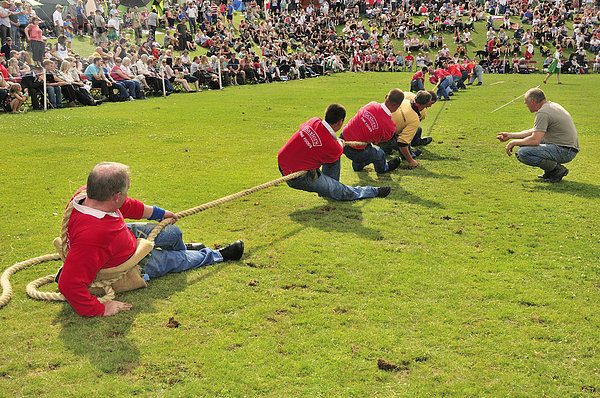 Tug-of-war oder Seilziehen  eine der Disziplinen bei den Highland Games  Dufftown  Moray  Highlands  Schottland  Großbritannien