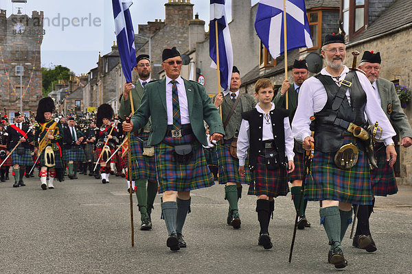Die Würdenträger der Stadt führen den Zug der Pipe Bands an  Dufftown  Moray  Highlands  Schottland  Großbritannien