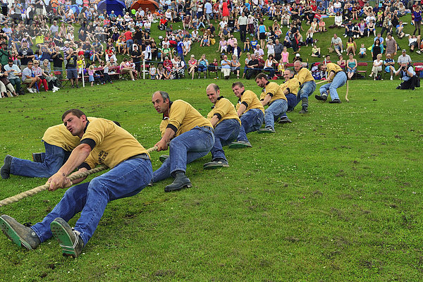 Tug-of-War oder Seilziehen  eine der Disziplinen bei den Highland Games  Dufftown  Moray  Highlands  Schottland  Großbritannien