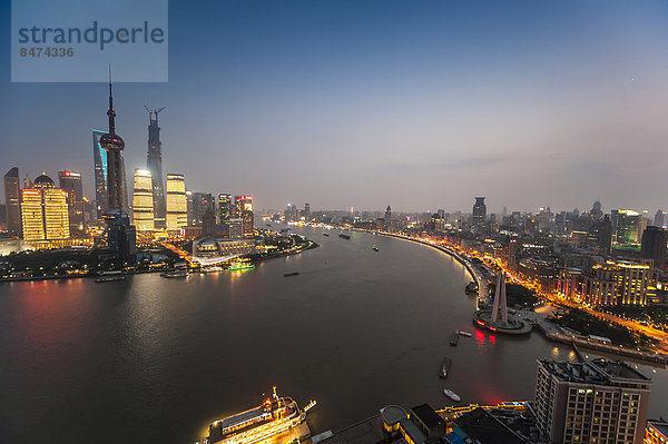 Skyline Finanzviertel mit Oriental Pearl Tower  Shanghai Tower  Pudong und Bund Promenade mit Fluss Huangpu in der Abenddämmerung  Shanghai  China
