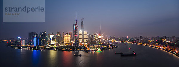 Skyline Finanzviertel mit Oriental Pearl Tower  Shanghai Tower  Pudong mit Fluss Huangpu in der Abenddämmerung  Shanghai  China