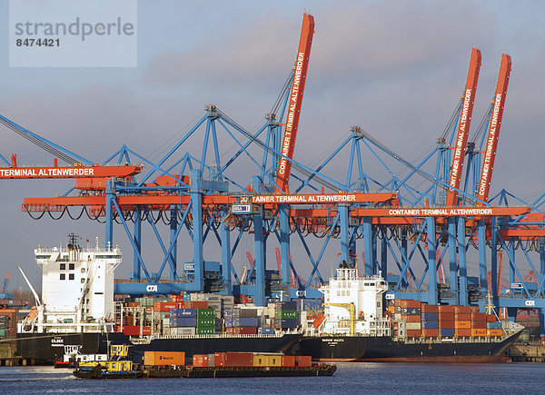 Containerterminal Altenwerder mit Feederschiffen  Hamburg  Deutschland