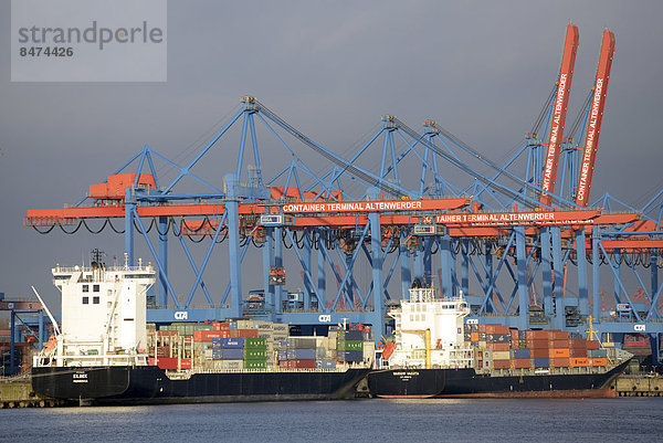 Containerterminal Altenwerder mit Feederschiffen  Hamburg  Deutschland