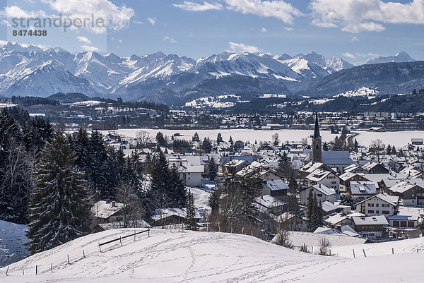 Winter Landschaft Stadt frontal Gemeinschaft Alpen Allgäu Bayern Burgberg Deutschland Sonthofen