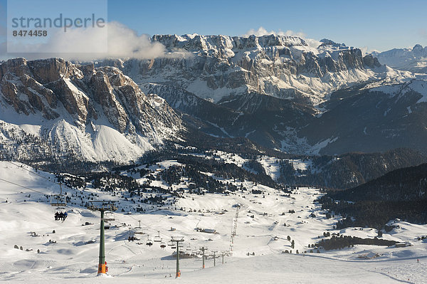 Skigebiet am Berg Seceda  gehört zu Skikarusell Dolomiti Superski  Geislergruppe  hinten das Sellamassiv  Grödner Dolomiten  Rainelles  Trentino-Südtirol  Italien