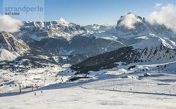 Skigebiet am Berg Seceda  hinten Sellamassiv und rechts Langkofel  3281m  gehört zu Skikarusell Dolomiti Superski  Geislergruppe  Grödner Dolomiten  Rainelles  Trentino-Südtirol  Italien