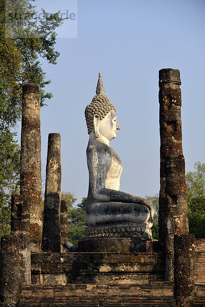 Buddhastatue  Wat Sa Si oder Wat Sra Sri  Geschichtspark Sukhothai  Sukhothai  Nordthailand  Thailand