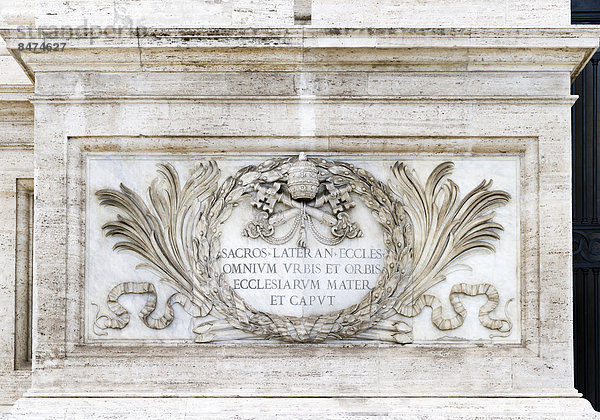 Lateinische Inschrift auf der Portalsäule der Erzbasilika San Giovanni in Laterano  Lateranbasilika oder St. Johann im Lateran  Rom  Latium  Italien