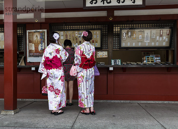 Frauen in Kimonos am Sens?-ji-Tempel  Asakusa  Tokio  Japan