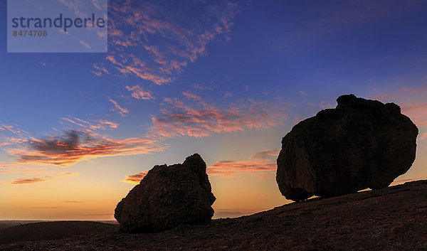 Silhouetten von zwei großen Felsen  bei Hyden  Western Australia  Australien