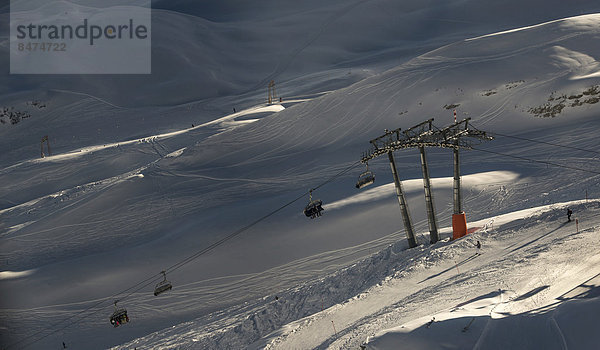 Skifahrer im Sessellift  Zugspitze  Bayern  Deutschland