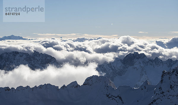 Ausblick von der Zugspitze  Wolken ziehen über die Berggipfel  Zugspitze  Bayern  Deutschland