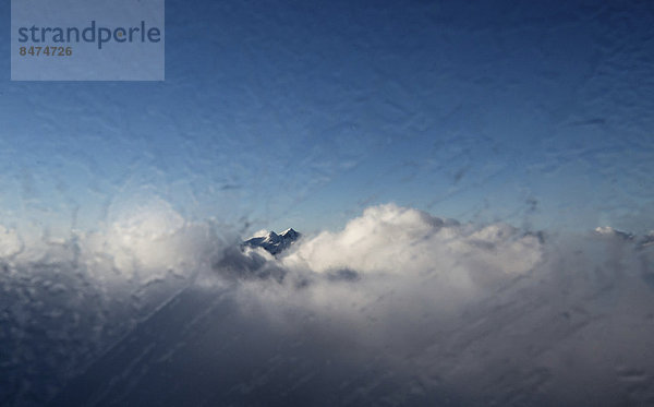 passen Berg Wolke über Berggipfel Gipfel Spitze Spitzen Kälte Gondel Gondola Zugspitze Bayern Deutschland Glasscheibe