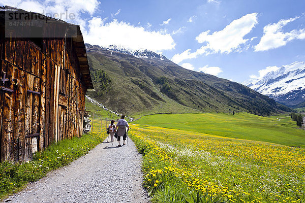 Wanderer am Weiler Melag in Langtaufers im Vinschgauer Oberland  Langtauferer Tal  Südtirol  Italien