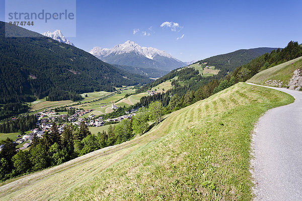 Berg Tal Dorf Rückansicht Dolomiten Trentino Südtirol Österreich Grenze Italien rechts Valle