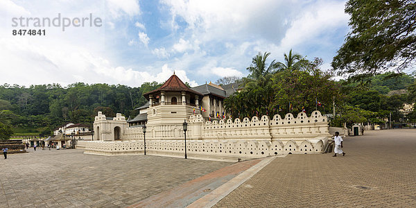 Zahntempel Sri Dalada Maligawa  achteckiger Turm  buddhistisches Heiligtum  Kandy Lake  Kandy  Zentralprovinz  Sri Lanka