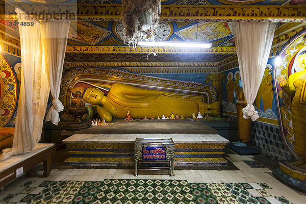 Liegende Buddhafigur im Zahntempel Sri Dalada Maligawa  buddhistischer Tempel  Kandy  Zentralprovinz  Sri Lanka