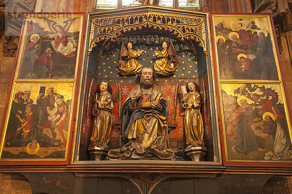 Petersaltar im Innenraum der mittelalterlichen Kirche St. Sebald oder Sebalduskirche  Nürnberg  Mittelfranken  Bayern  Deutschland