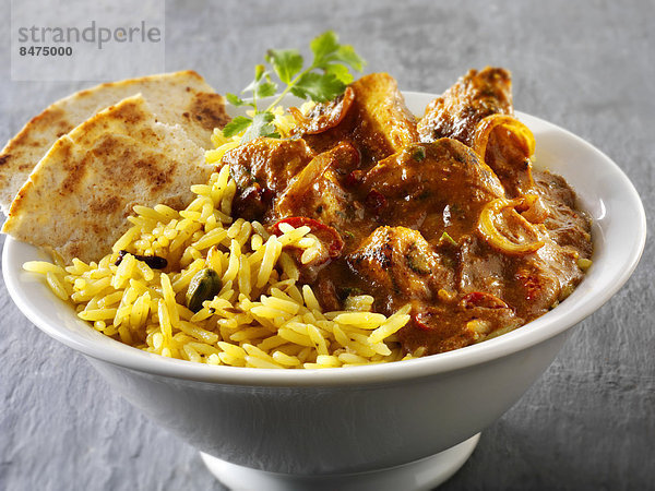 Hühnchen Madras  Pilaw-Reis und Chapati-Fladenbrot  traditionelles indisches Currygericht