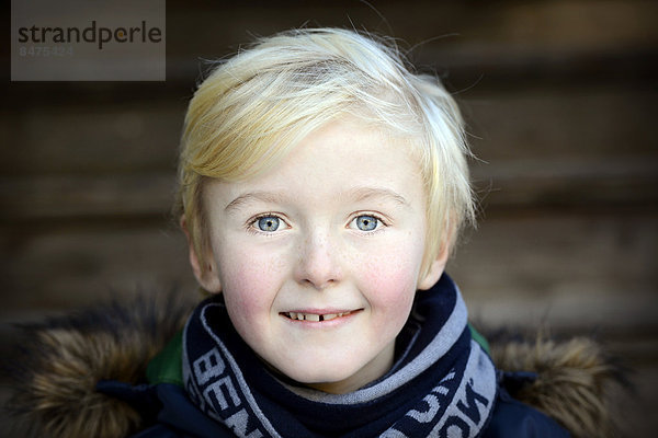 Junge  7 Jahre  lächelt  Portrait