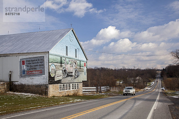 Wandmalereien auf einer Scheune am Lincoln Highway  die an die erste Straße der USA erinnern  die Ostküste und Westküste verband  Schellsburg  Pennsylvania  USA