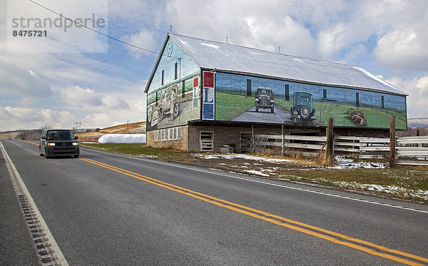 Wandmalereien auf einer Scheune am Lincoln Highway  die an die erste Straße der USA erinnern  die Ostküste und Westküste verband  Schellsburg  Pennsylvania  USA