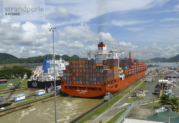 Containerschiff an den Miraflores Schleusen  Panamakanal  Panama-Stadt  Panama