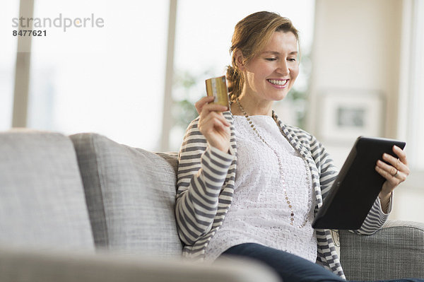 Frau  Computer  halten  Kredit  Kreditkarte  Tablet PC  Karte