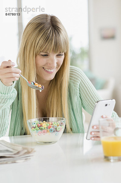 benutzen  Getreide  Frau  Telefon  essen  essend  isst