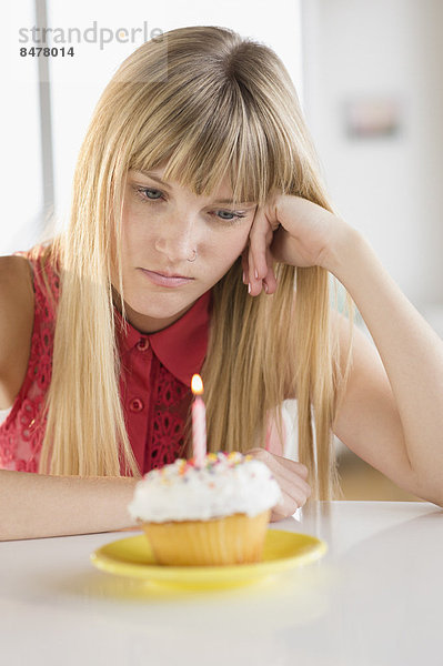 Frau  sehen  Geburtstag  cupcake
