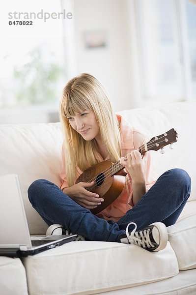 benutzen  Frau  Notebook  Spiel  Ukulele