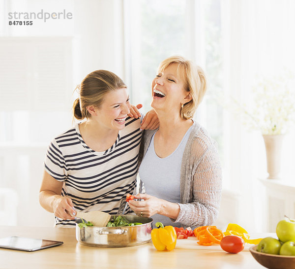 Zusammenhalt  kochen  Tochter  Mutter - Mensch  Erwachsener