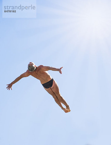 In der Luft schwebend  Himmel  Athlet  blau  Schwimmer