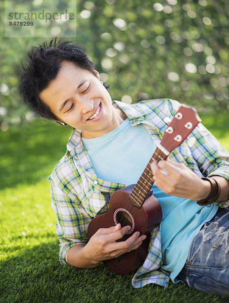 Jugendlicher  Spiel  Junge - Person  Gitarre  16-17 Jahre  16 bis 17 Jahre
