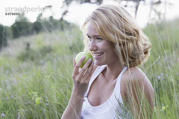 Portrait  Frau  Fröhlichkeit  Apfel  essen  essend  isst