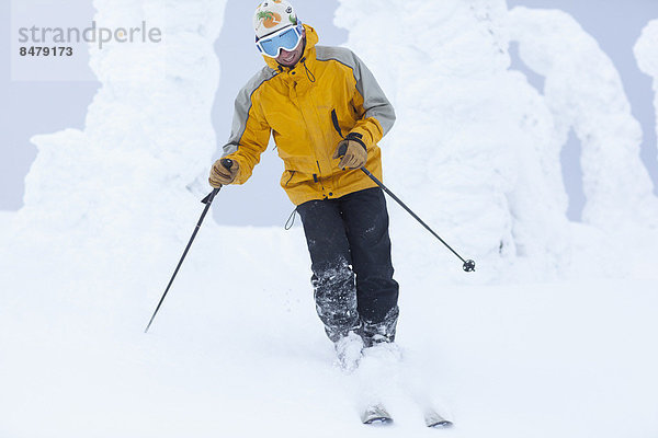 Mann Skifahren