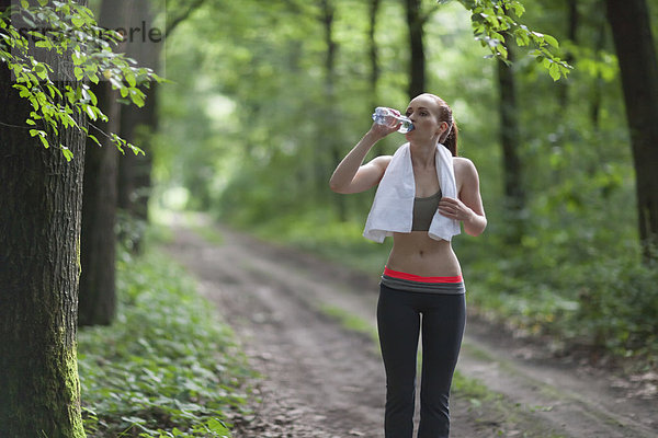 Wasser  Frau  Wald  joggen  trinken