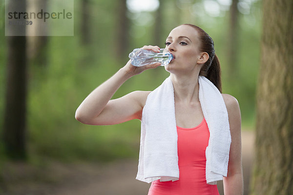 Wasser  Frau  Wald  joggen  trinken