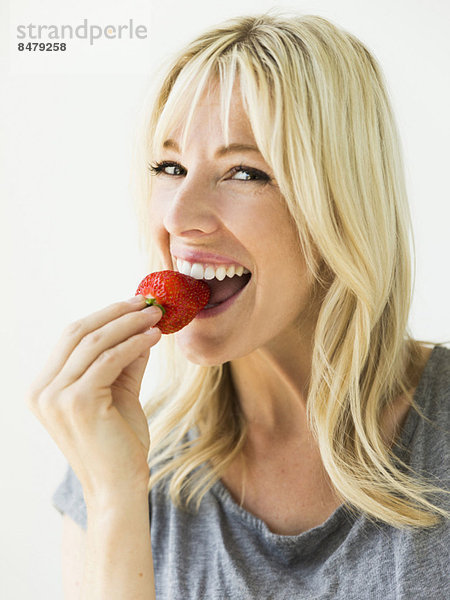 Frau  Frische  Erdbeere  essen  essend  isst