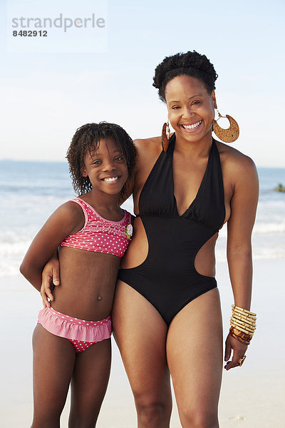 lächeln  Strand  schwarz  Tochter  Mutter - Mensch